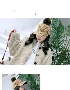 Vue détaillée de la casquette léopard pour femme avec grand pompon en fausse fourrure