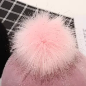 Detailaufnahme eines weichen rosa Kunstpelz-Bommel für warme Herbst- und Wintermützen