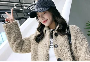 Gros plan sur casquette léopard assortie à un manteau en polaire teddy beige
