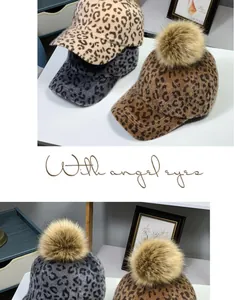 Détail de casquette léopard avec pompon en fausse fourrure et doublure chaude en velours