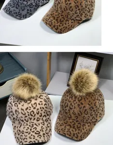 Détail de casquette léopard avec texture velours douce et pompons en fausse fourrure