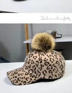 Détail du motif léopard et du grand pompon en fausse fourrure sur la casquette