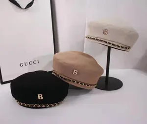 Baskenmützen-Set in drei Farben mit metallischem B-Logo und Kettendetail in Schwarz und Khaki
