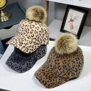 Casquette de Baseball Imprimé Léopard Hiver pour Femmes Enfants Avec Grand Pompon en Fausse Fourrure Peluche Chaude Ajustable
