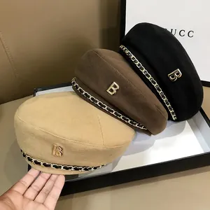 Drei stylische Baskenmützen in Beige, Braun und Schwarz mit goldenem B-Buchstaben und Kette
