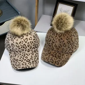 Casquettes de baseball tendance à imprimé léopard avec grands pompons en fourrure