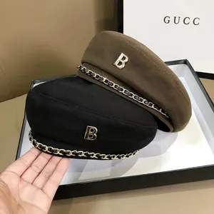 Retro Wollbaske mit Metall B-Logo und Kettendetail in Schwarz und Braun