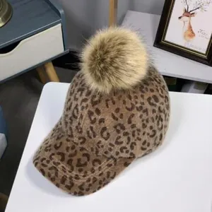 Casquette de baseball léopard pour femme avec pompon en fausse fourrure pour l'hiver