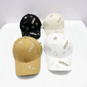 Détail de casquettes de baseball en coton en quatre couleurs avec broderie d'étoiles