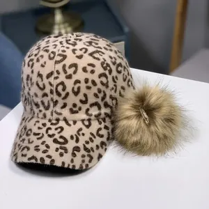 Casquette de baseball léopard élégante pour femme avec un grand pompon en fausse fourrure