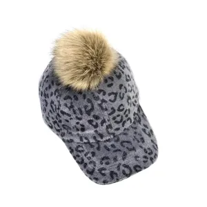 Casquette de baseball à imprimé léopard gris avec un grand pompon en fausse fourrure