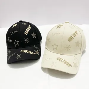Détail de broderie d'étoiles sur des casquettes de baseball en coton noir et beige