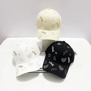 Tre cappellini da baseball ricamati cuore LOVE nei colori beige, bianco e nero