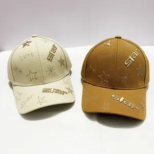 Gros plan sur la broderie d'étoiles dorées des casquettes de baseball beige et marron