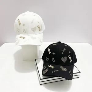 Berretto da baseball unisex con ricamo LOVE dorato e cuori nei colori nero e bianco