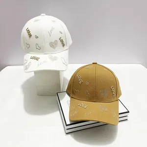 Cappellino da baseball LOVE alla moda con ricamo a cuore nei colori bianco e cammello