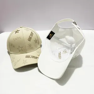 Détail des casquettes de baseball kaki et blanches avec broderie étoile et bandeau interne