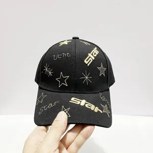 Détail de la broderie d'étoiles dorées sur cette casquette de baseball noire urbaine