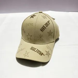 Détails de la casquette de baseball kaki avec broderie étoile dorée et texture du tissu