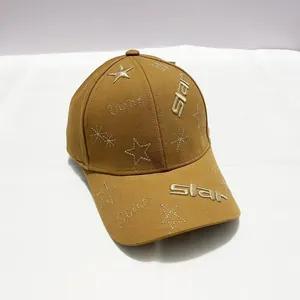 Détail de la casquette jaune moutarde avec broderie d'étoiles complexe et texte Star