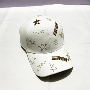 Détail de la casquette de baseball blanche avec broderies d'étoiles dorées fines