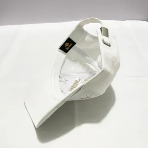 Vue détaillée de la casquette blanche avec broderie d'étoile dorée et boucle métallique