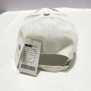 Vue détaillée d'une casquette blanche avec broderie étoile dorée et sangle réglable
