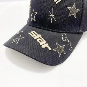 Gros plan sur les broderies d'étoiles dorées de haute qualité sur une casquette noire