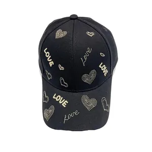 Berretto da baseball nero con ricamo a cuore bianco e scritta LOVE casual per l'estate