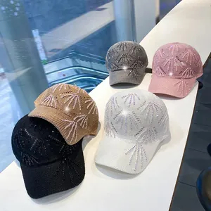 Dettaglio di cinque cappellini da baseball in maglia colorata con decorazioni in strass