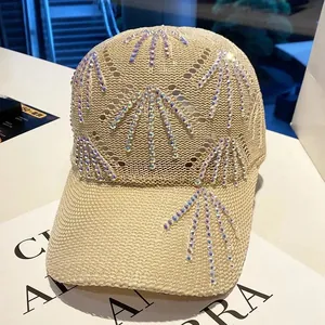 Dettaglio del cappello da baseball beige in maglia traforata con strass colorati scintillanti