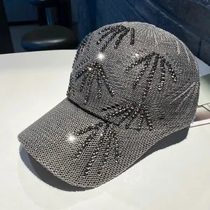 Dettaglio del berretto da baseball in mesh grigio con motivi di palme in strass