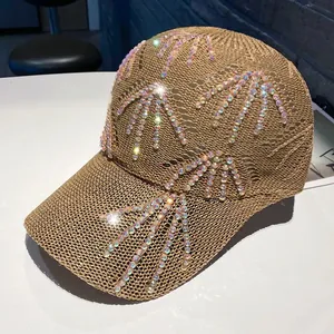 Dettaglio del cappello in maglia kaki con strass scintillanti e design traspirante