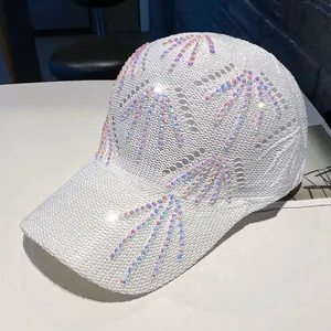 Dettaglio del cappello da baseball in maglia bianca con motivi di strass colorati brillanti