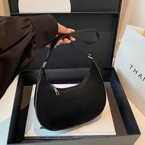 Minimalistische schwarze Hobo-Tasche aus Kieselleder in luxuriöser Geschenkverpackung