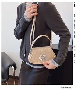 Sac bandoulière chic à paillettes dorées avec boucle en cristal porté par un mannequin