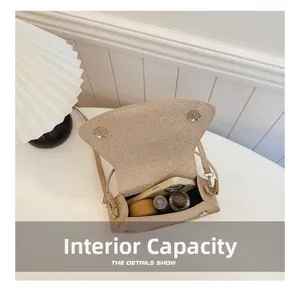Vue de dessus montrant la capacité intérieure du sac bandoulière tissé beige avec accessoires