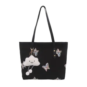 Borsa tote nera alla moda con farfalle di paillettes colorate e ciondolo a nuvola soffice