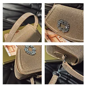 Détail macro du sac de soirée en cristal champagne avec boucle fleurie et finitions