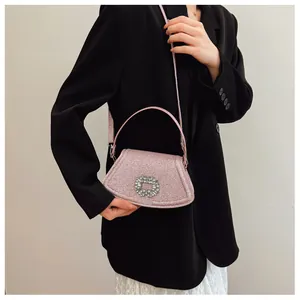 Sac trapèze rose pailleté avec une grande boucle en strass et une poignée chic