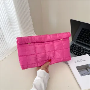 Roze gewatteerde laptophoes met gouden gespen en een minimalistische kantoorstijl