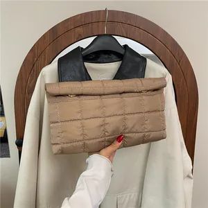 Stijlvolle kaki gewatteerde clutch met vierkant borduursel en metalen sluiting