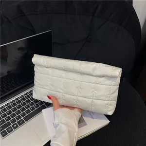 Chique witte gewatteerde clutch met ruitpatroon en klepsluiting voor modeopslag