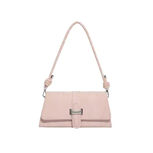 Sac à bandoulière rose pâle plissé avec boucle argentée et détail de bandoulière nouée