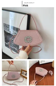 Détails du sac à main rose pailleté avec boucle en strass et fine bandoulière