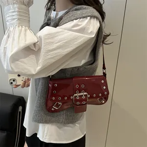Sac à bandoulière en cuir verni bordeaux avec rivets argentés et style punk Y2K