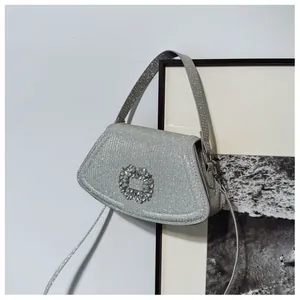 Détail du sac de soirée en strass argenté avec boucle rectangulaire en cristal brillant