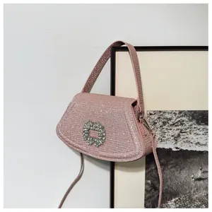 Vue détaillée du sac de soirée rose pailleté avec une boucle carrée de luxe en strass