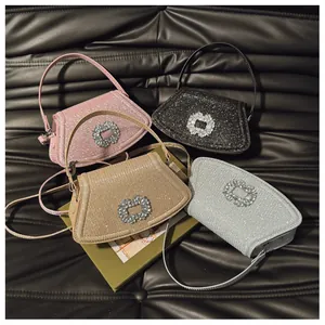 Détails des boucles en cristal sur les pochettes de soirée colorées en strass brillant