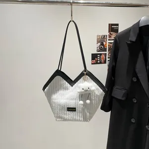 Sac fourre-tout en velours côtelé blanc avec bordure noire et breloque nuage pour le quotidien